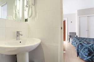 Un ou plusieurs lits dans un hébergement de l'établissement Hotel Montpensier