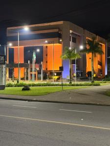 a building with a street in front of it at night at Apartamento Jaragua do sul in Jaraguá do Sul