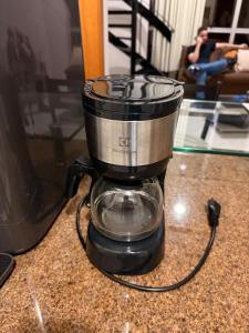 a food processor sitting on top of a counter at Apartamento Jaragua do sul in Jaraguá do Sul