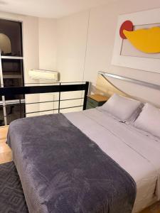 a bedroom with a large bed in a room at Apartamento Jaragua do sul in Jaraguá do Sul