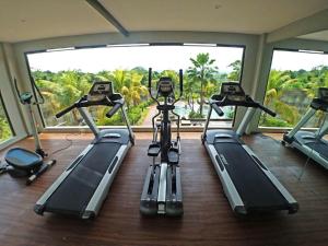 Fitness centrum a/nebo fitness zařízení v ubytování Harper Purwakarta by ASTON