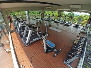 Fitness centrum a/nebo fitness zařízení v ubytování Harper Purwakarta by ASTON