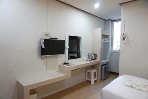 TV a/nebo společenská místnost v ubytování Honey Hotel Chiang Saen