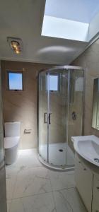 a bathroom with a shower and a toilet and a sink at Kiwi Cove Motel in Taupo +16 photos