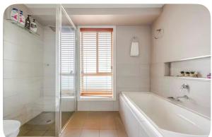 ein weißes Badezimmer mit Badewanne und Toilette in der Unterkunft Tranquility in Oberon + 34 Fotos