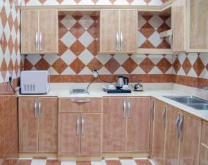 Virtuvė arba virtuvėlė apgyvendinimo įstaigoje Rose Palace For Residential Units