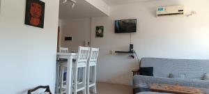 ein Wohnzimmer mit Sofa und Tisch in der Unterkunft RP3 Studio in General Sarmiento