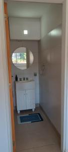 ein Badezimmer mit einem weißen Waschbecken und einem Spiegel in der Unterkunft RP3 Studio in General Sarmiento + 36 Fotos