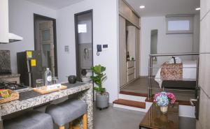 a hotel room with a bed and a bathroom at Aparta Hotel Loft 1985 Awaliba in Puerto Gaitán