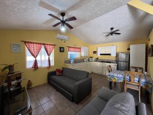 ein Wohnzimmer mit Sofa und eine Küche in der Unterkunft Coco Cabanas Loreto in Loreto