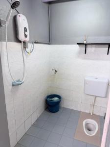 a bathroom with a toilet and a shower in it at Greeny Homestay in Muar +11 photos
