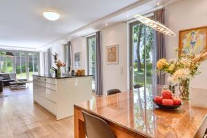 a kitchen and dining room with a table and chairs at Ferienwohnung Baltic Lounge in der Villa Amalie Binz in Binz