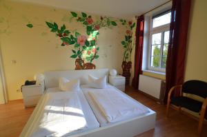 A bed or beds in a room at Gästehaus Villa Seraphinum