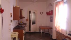 una cucina con bancone e tavolo in una stanza di San Matteo Studio a Genova