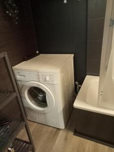 a washing machine in a bathroom next to a sink at Geheimtipp KÖNIGSSTUHL - gratis WLan, Smart TV in Rostock