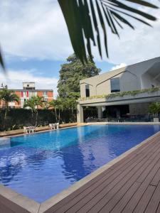 ein großes Schwimmbecken vor einem Gebäude in der Unterkunft Hotel Blue 66 in Cali