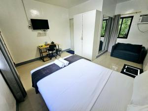 a bedroom with a large white bed and a couch at Matilde B&B - La Paz, Carmen in Carmen