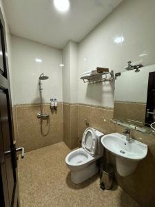 a bathroom with a toilet and a sink at Tomy Khe Sanh Đà Lạt in Ấp Ða Lợi +16 photos