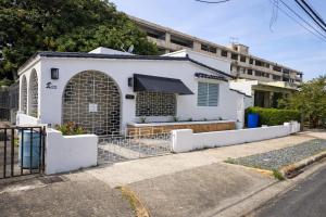 a white house with a fence in front of it at Villa Zoed in San Juan