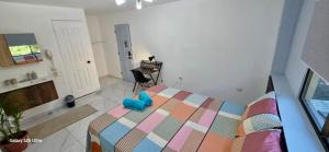 a bedroom with a bed with a blue stuffed animal on it at Evolution Home in Las Flores +16 photos