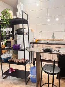 a kitchen with a counter and a table with chairs at Casa em Marataízes - Espírito Santo in Marataizes