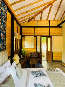 a room with two beds and a living room at Treetops ella in Ella