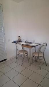 a table and two chairs with wine glasses on it at Kitnet Duplex Ibiúna in Ibiúna