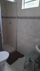 a bathroom with a shower and a toilet and a sink at Kitnet Duplex Ibiúna in Ibiúna