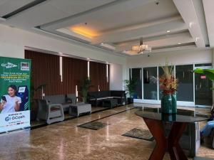 a lobby with a table in the middle of a room at Little Treasure Tagaytay-Flora in Tagaytay +16 photos