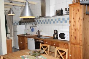 A kitchen or kitchenette at Ferienwohnanlage Alte Molkerei