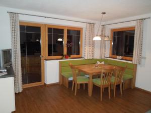 eine Küche und ein Esszimmer mit einem Tisch und Stühlen in der Unterkunft Haus Panoramablick in Zellberg