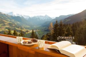 un tavolo con un libro, un piatto di cibo e un libro di Haus Panoramablick a Zellberg Altre 4 foto