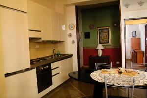 Una cocina o zona de cocina en Guesthouse Stazione Pisa Centro