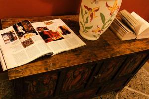 un livre sur une table avec un vase et des livres dans l'établissement Guesthouse Stazione Pisa Centro, à Pise
