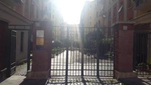 una puerta frente a un edificio con edificios en Underground Rome's Room, en Roma