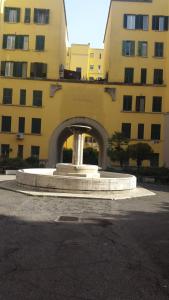 un bâtiment avec une fontaine en face d'un bâtiment dans l'établissement Underground Rome's Room, à Rome