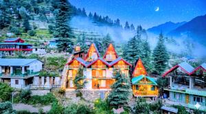 a house in the mountains at night at The Tree Hub Jibhi in Jibhi