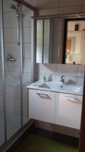 Ferienhaus Edelweiss في سانكت كانزيان: حمام مع حوض ودش مع مرآة +22 صورة