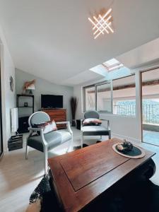 a living room with a couch and a table at Duplex de Charme en Provence, Vue Imprenable in Bargemon