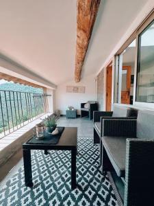 a living room with a couch and a table at Duplex de Charme en Provence, Vue Imprenable in Bargemon