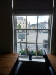 カーナーヴォンにあるY Castellの通りの景色を望む窓