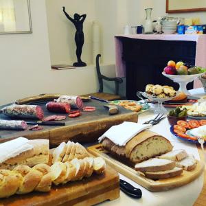 una mesa cubierta con muchos tipos diferentes de pan en Bella di Ceciliano, en Arezzo