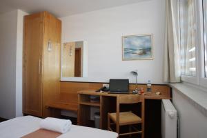 سرير أو أسرّة في غرفة في Hotel Tabor Maribor