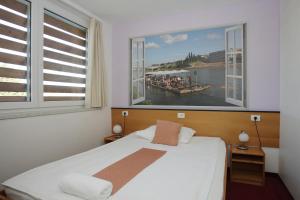 سرير أو أسرّة في غرفة في Hotel Tabor Maribor