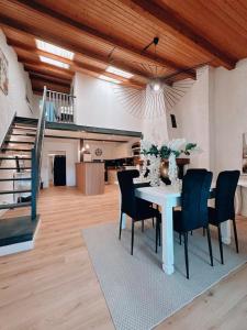 a dining room with a white table and chairs at Duplex de Charme en Provence, Vue Imprenable in Bargemon
