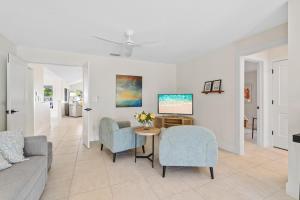 a living room with a couch and a table and chairs at Enclosed pool spa - Stillpoint by SeaBreeze Vacation in Holmes Beach