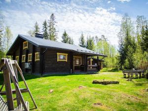 a log cabin with a picnic table in front of it at Artunpirtti in Keuruu