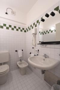 イゼーオにあるResidence Il Patioの白いバスルーム(洗面台、トイレ付)