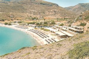 ein Resort auf einem Hügel neben einem Strand in der Unterkunft Spathi Beach Suites Kea in Spathi 