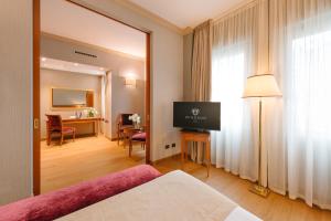 Telewizja i/lub zestaw kina domowego w obiekcie Windsor Hotel Milano